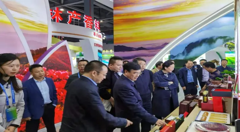 Basogintzako eta Belardietako Administrazio Nazionaleko eta Jiangxiko Basogintzako Probintziako Bulegoko buruzagiek gure standa ikuskatzen dute Basogintzako Foru Erakusketan